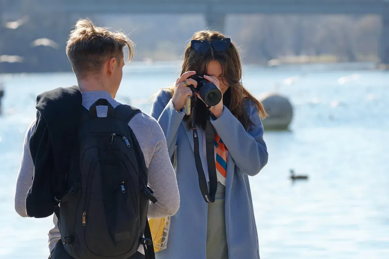 Offer to Take Someone's Photo (Image Credits: Pixabay)