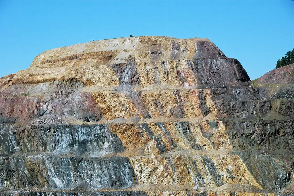 Reading The Clues Locked In Ancient Rocks (James St. John, Flickr, CC BY 2.0)