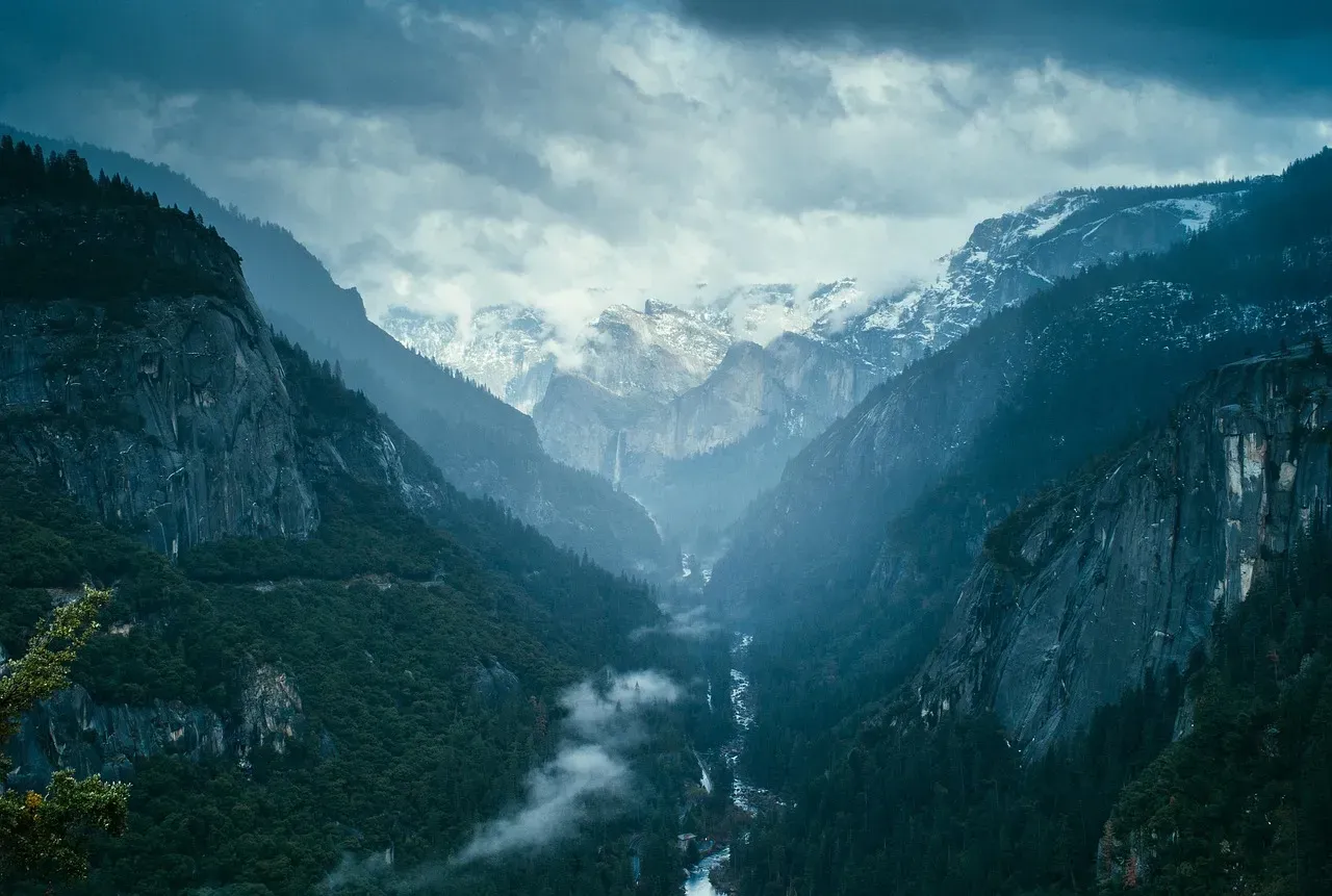 #11 Dry Waterfalls and Hanging Valleys in Yosemite: Evidence of Former Glaciers (Image Credits: Pixabay)