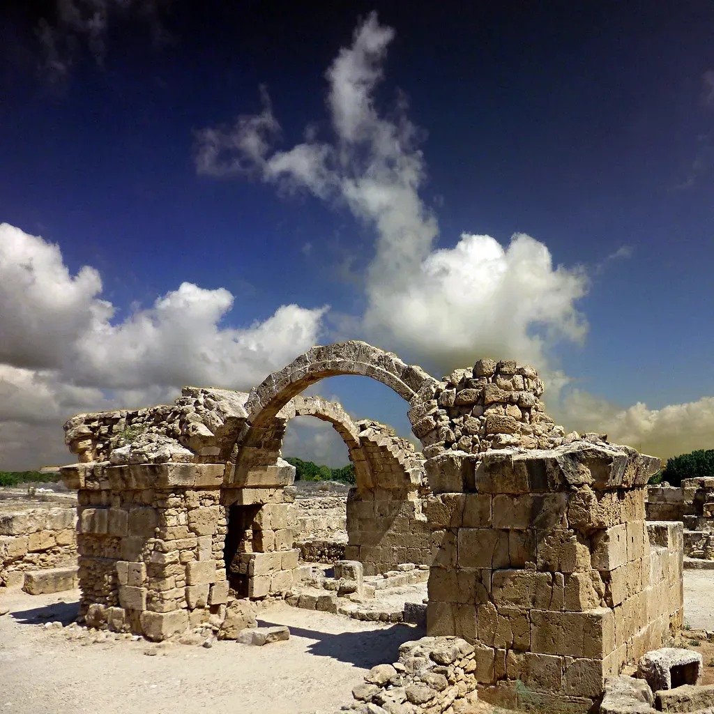 Escaping the Algorithm: Ruins as a Rebellion Against Modern Culture (pom'., Flickr, CC BY-SA 2.0)