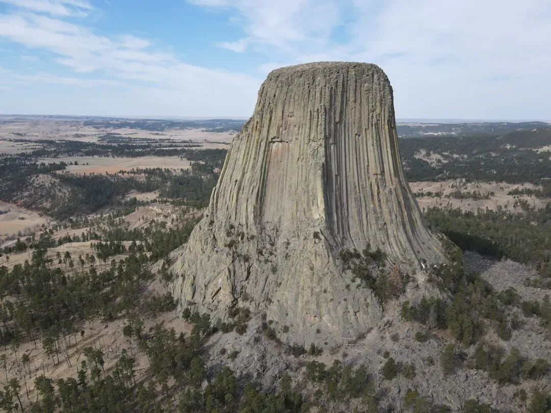 3. Devils Tower, Wyoming: A Volcanic Sentinel on the Plains (Image Credits: Unsplash)