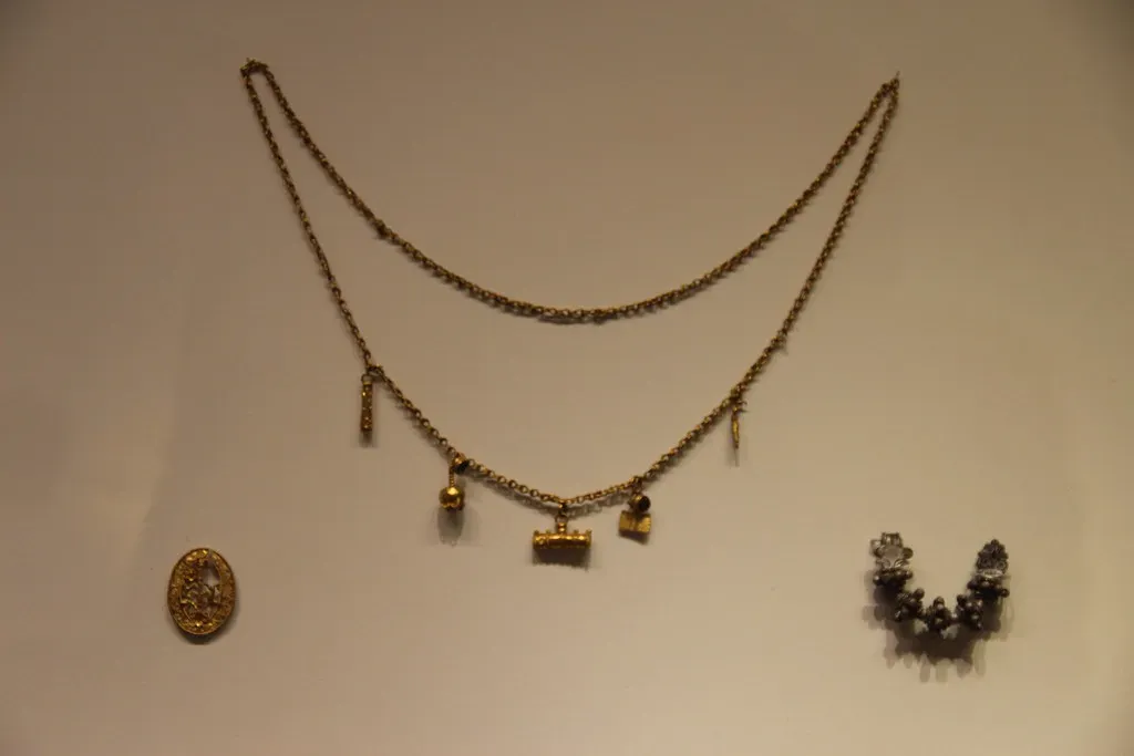 Emotion, Memory, and the Inner Life Behind Adornment (Image Credits: Flickr)