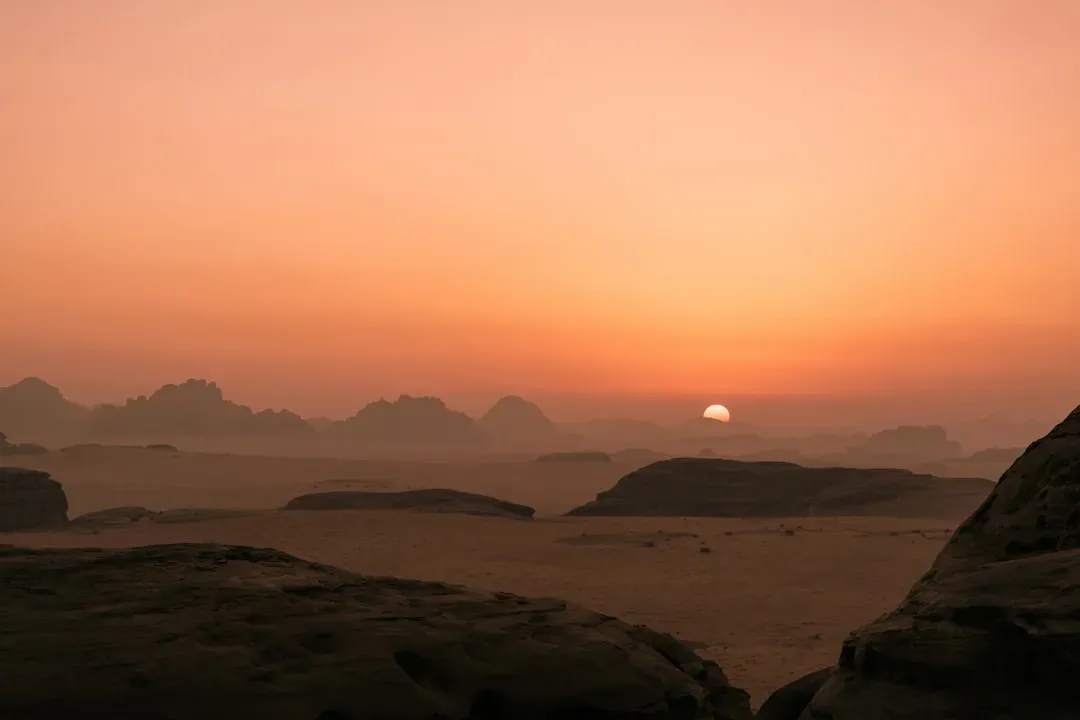 No witnesses: a sunrise for rocks, not for eyes (Image Credits: Unsplash)