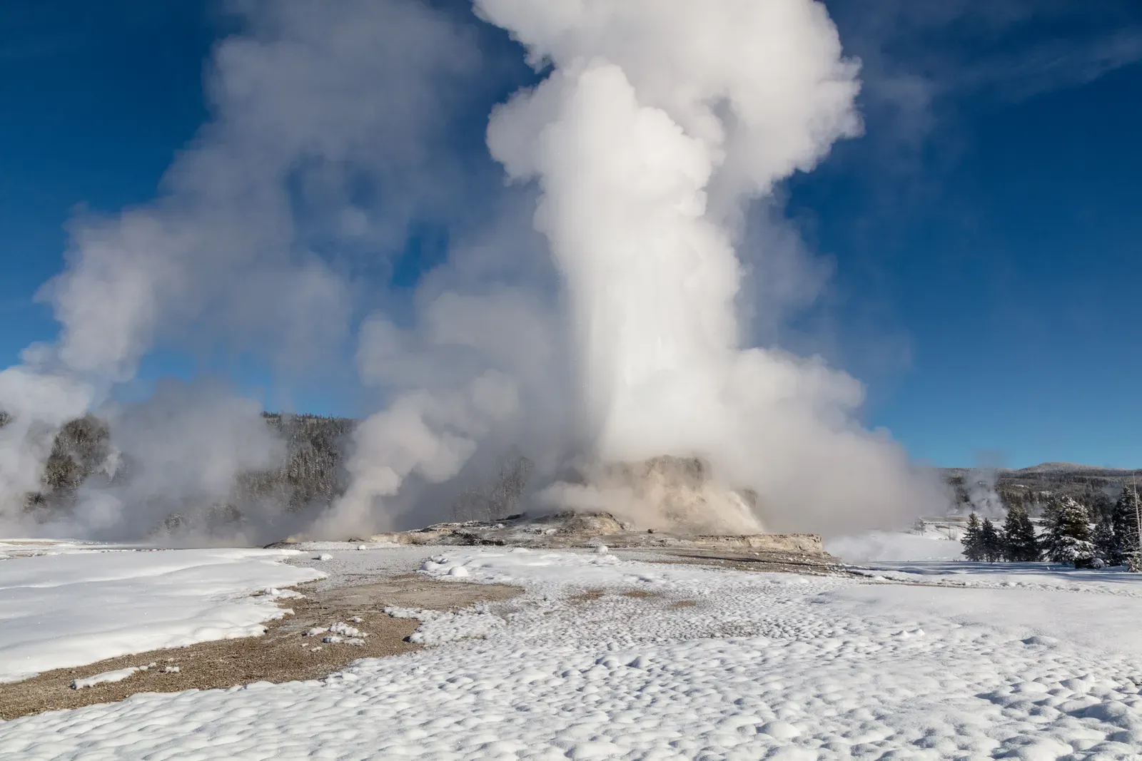 Super-eruption fears versus everyday volcanic reality (Winter solstice Castle Geyser eruption, Public domain)