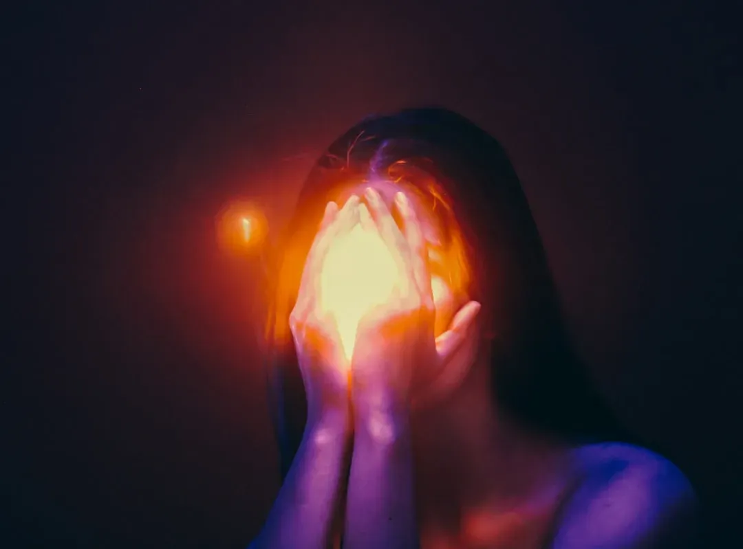 The Migraine Aura: A Medical Explanation for Seeing Lights (Image Credits: Unsplash)