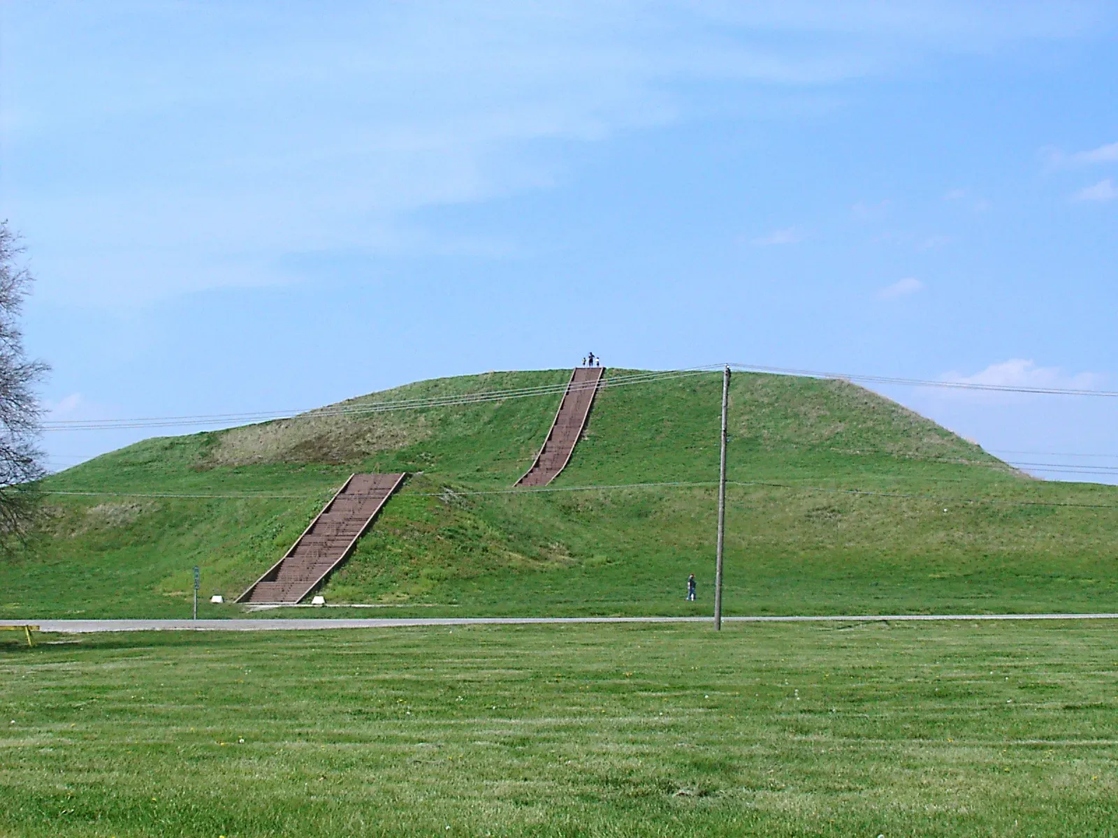 Mound Builders Created Earthen Monuments of Stunning Precision (Image Credits: Wikimedia)