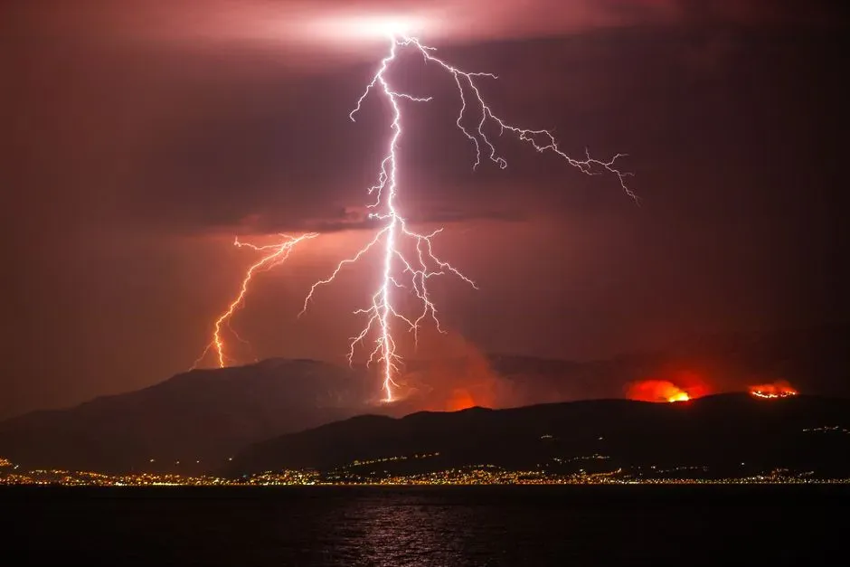 When Lightning Met Curiosity: The First Encounters With Fire (Image Credits: Pexels)