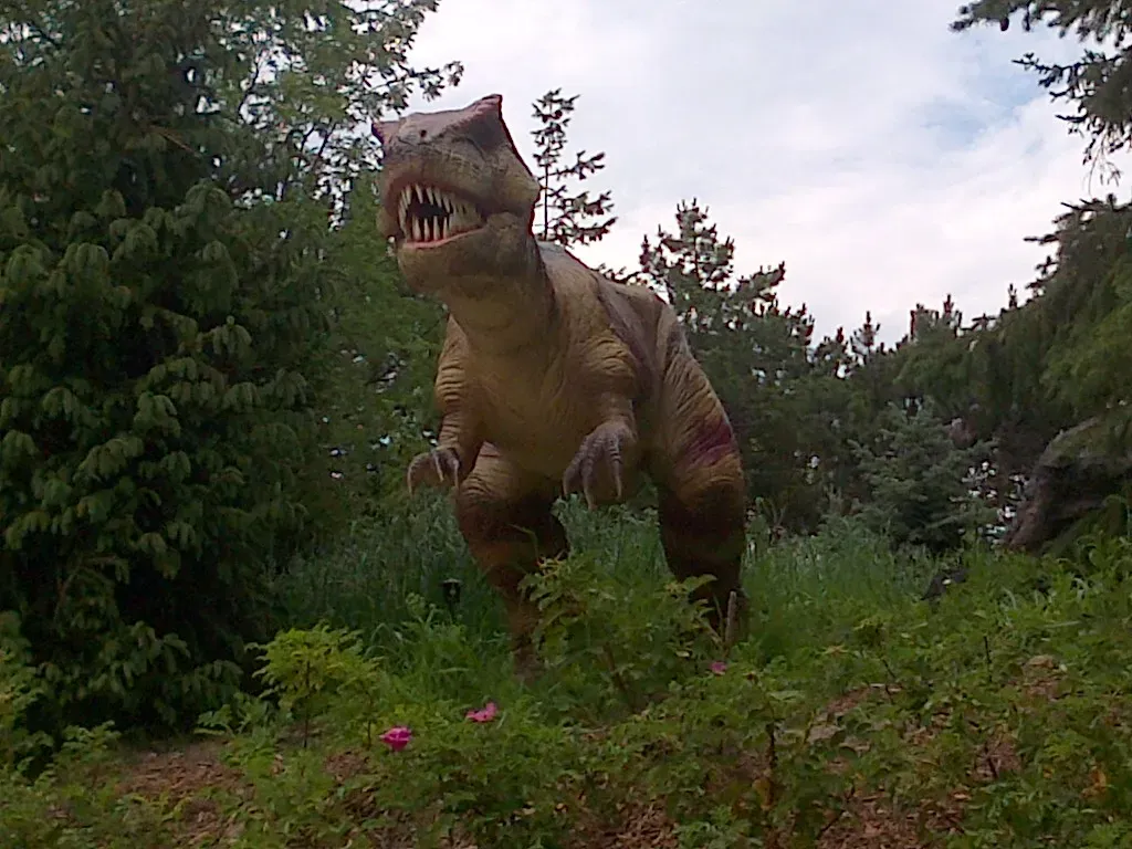 “Monsterizing” Dinosaurs: Oversizing, Over‑Weaponizing, and Hybrid Creatures (Transferred from en.wikipedia to Commons., CC BY 3.0)