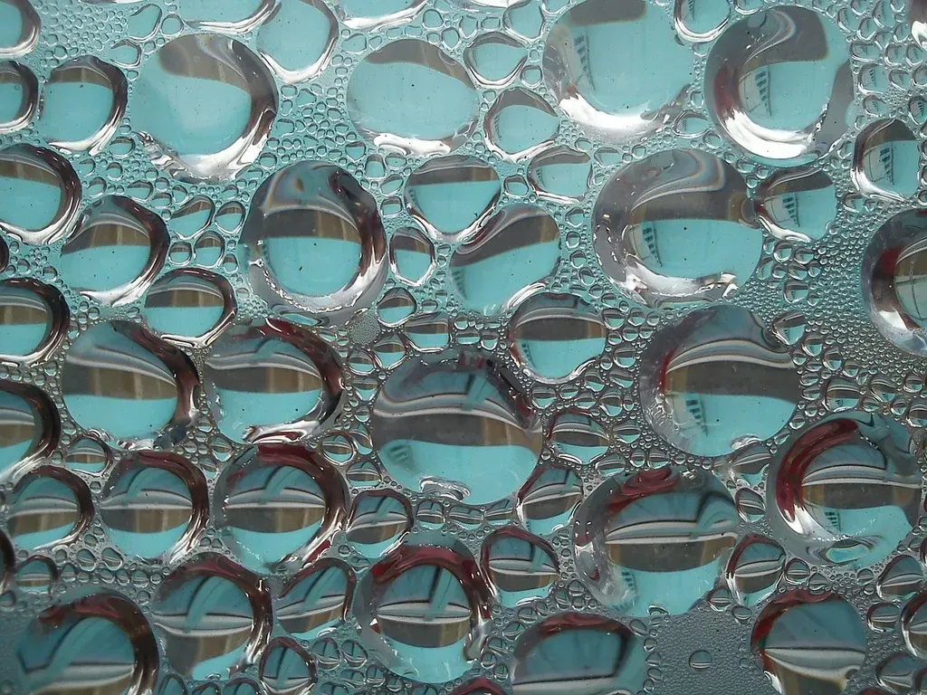 #8 Frosted Exteriors and Sweaty Glasses: How Hot the Room (and the Crowd) Really Was (By Rupert Kittinger-Sereinig, CC0)