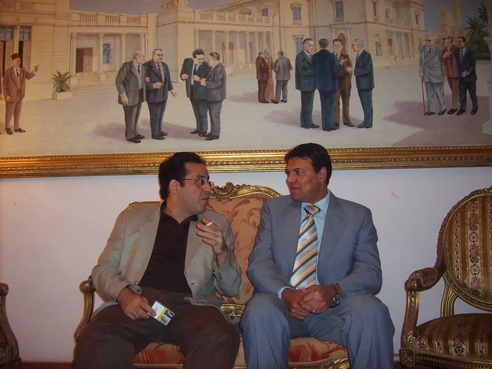 Eye Contact Patterns Show Confidence or Discomfort (Image Credits: Wikimedia)