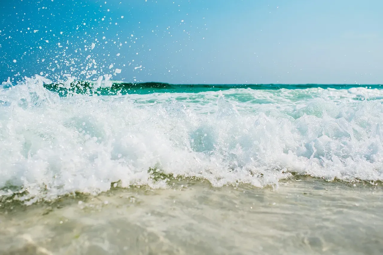 5. Monster Waves and Tides in a Faster‑Spinning World (Image Credits: Pixabay)