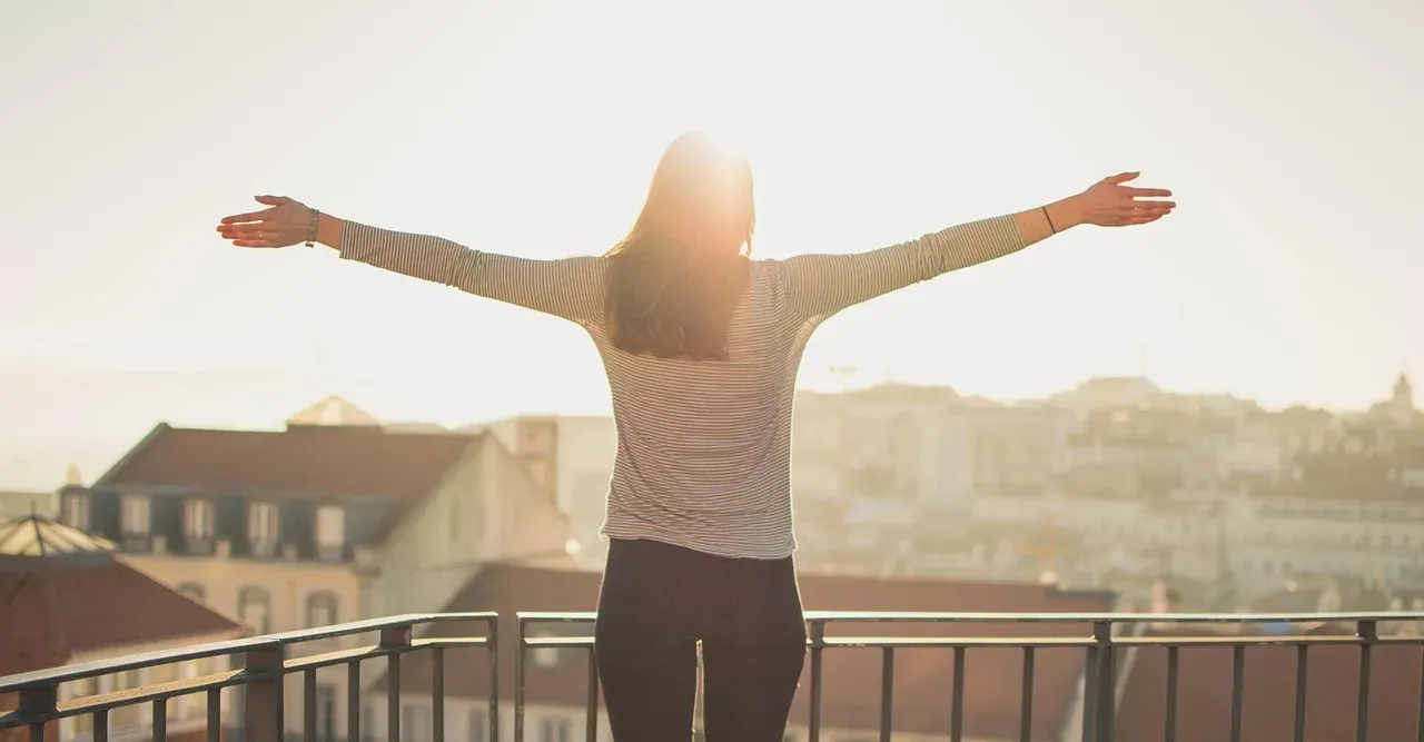 Urban Heights: Why We Love Balconies, Skylines, and High Floors (Image Credits: Pixabay)