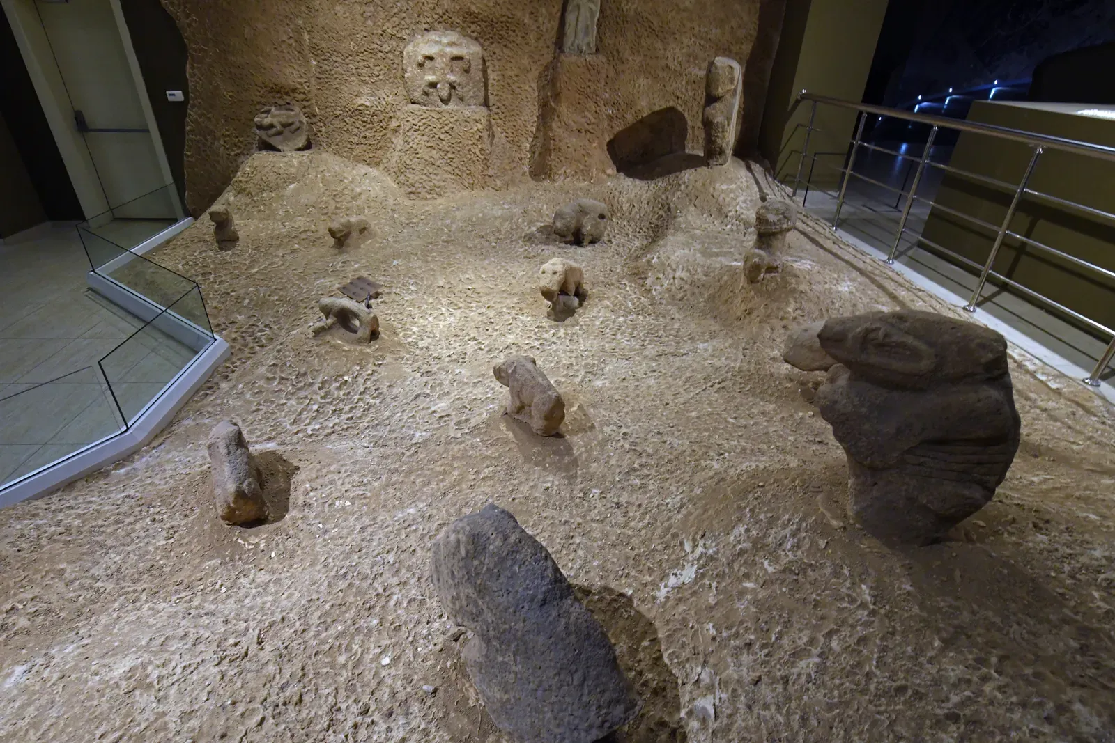 Animals, headless figures, and a symbolic world we barely understand (By Dosseman, CC BY-SA 4.0)
