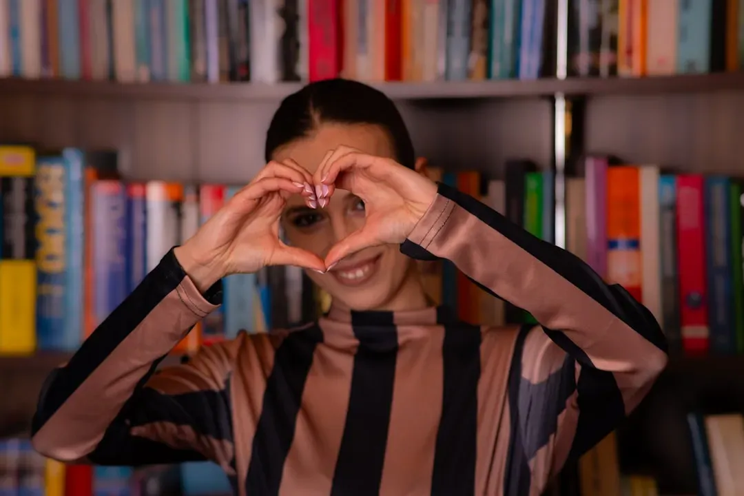 Why Your Brain Is Already Reading Body Language Without You Knowing It