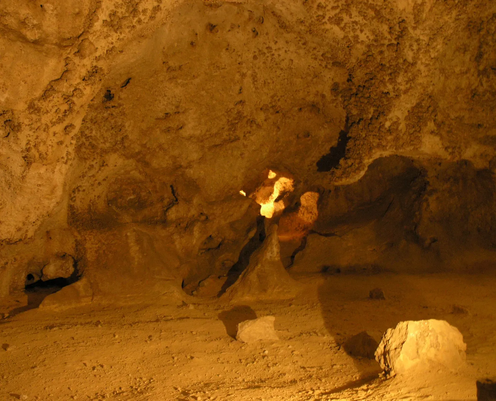 8. Carlsbad Caverns, New Mexico: The Underworld Built by Acid (Taken by uploader, CC BY-SA 3.0)