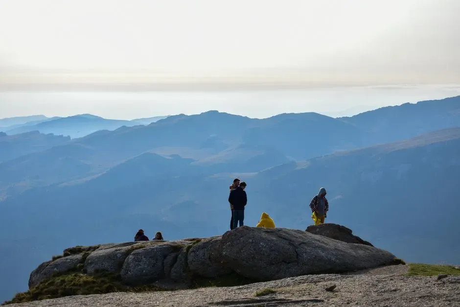 Nature’s Overlooks: Mountains, Cliffs, and the Pull of the Summit (Image Credits: Pexels)
