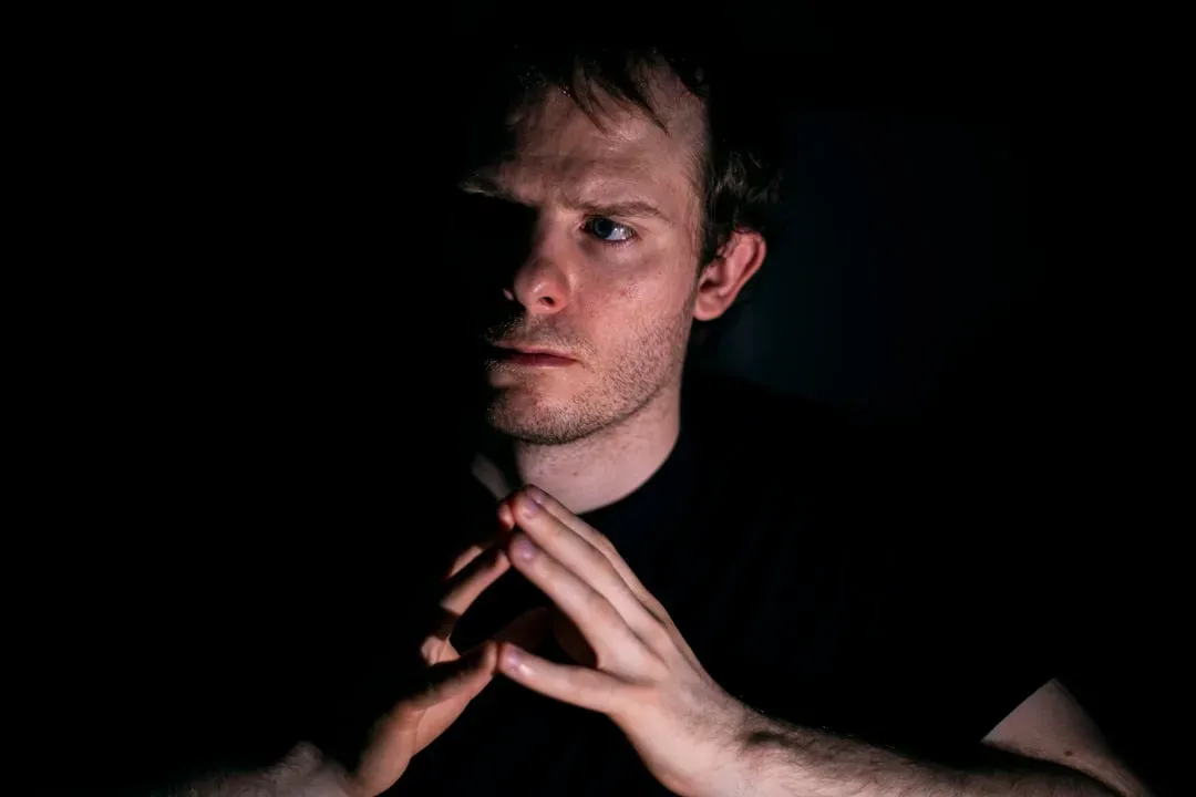 Hand Steepling: The Confidence Signal (Image Credits: Unsplash)