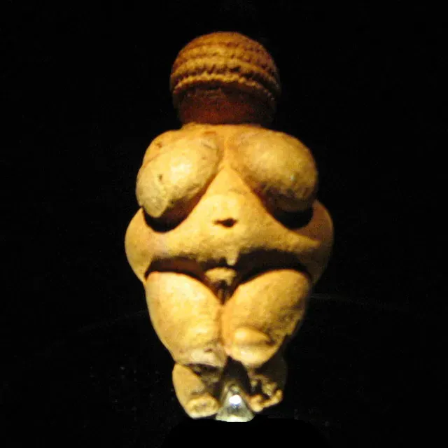 The Venus of Willendorf: A Tiny Figurine That Felt Suspiciously Convenient (By Photo taken by de:Benutzer:Plp at the Naturhistorisches Museum Wien, CC BY-SA 3.0)