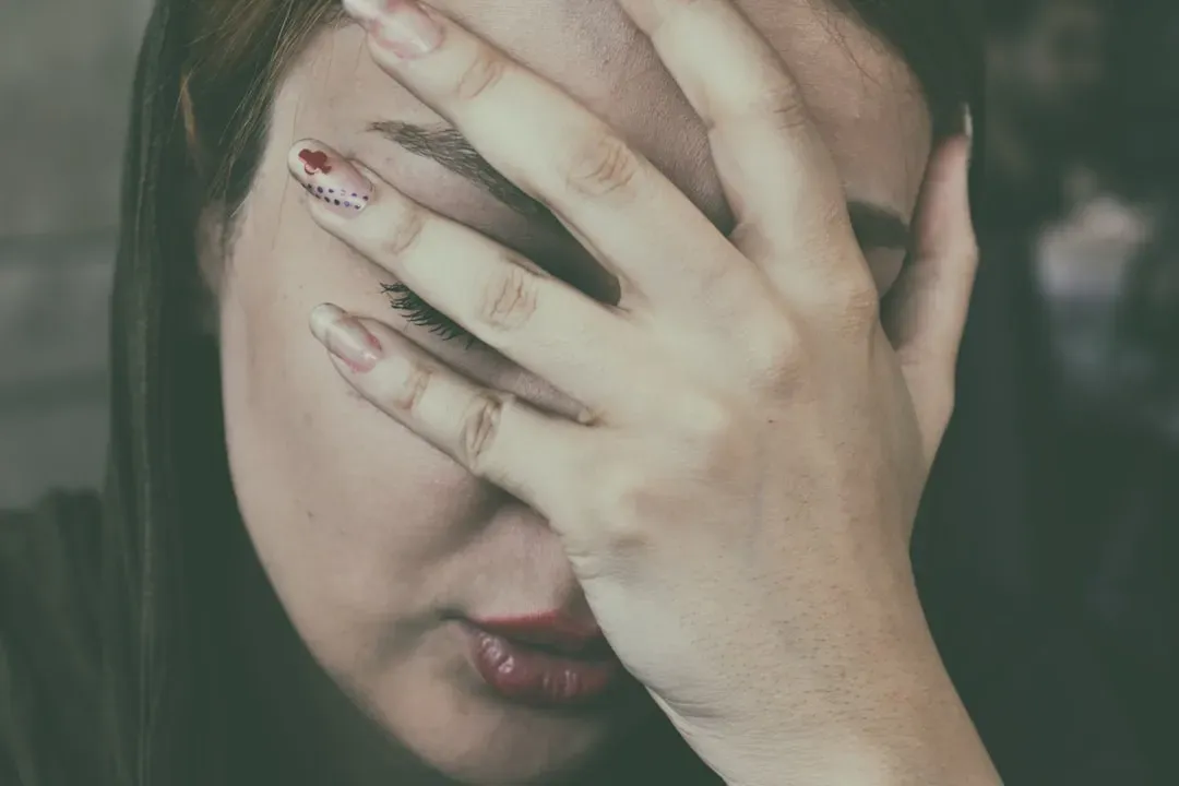 6. They Seem Numb, Distracted, Or “Not Really There” (Image Credits: Unsplash)