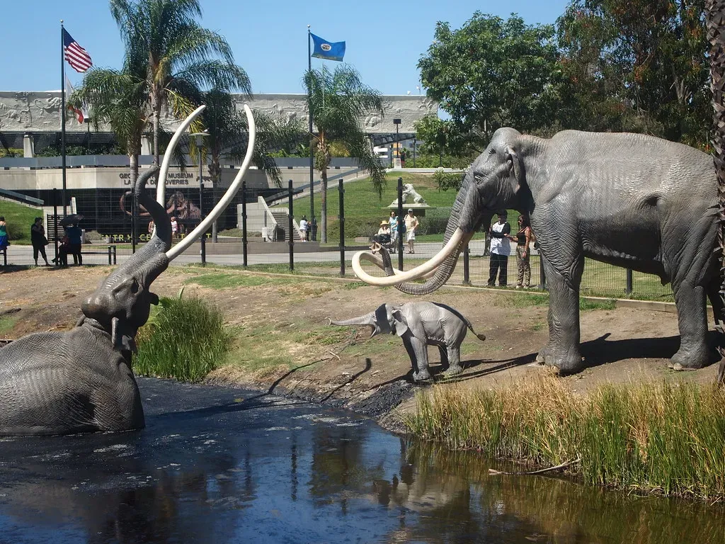 10. The La Brea Tar Pits, California – Ice Age Traps In The Middle Of A City (tkksummers, Flickr, CC BY-SA 2.0)