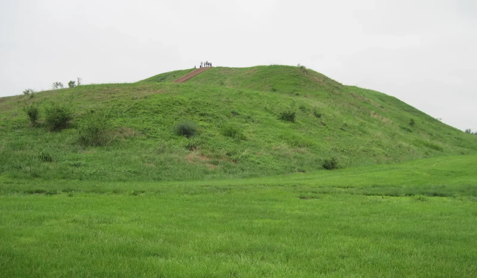3. Monks Mound Was a Massive Earth Pyramid Shaping the Skyline (By QuartierLatin1968, CC BY-SA 3.0)