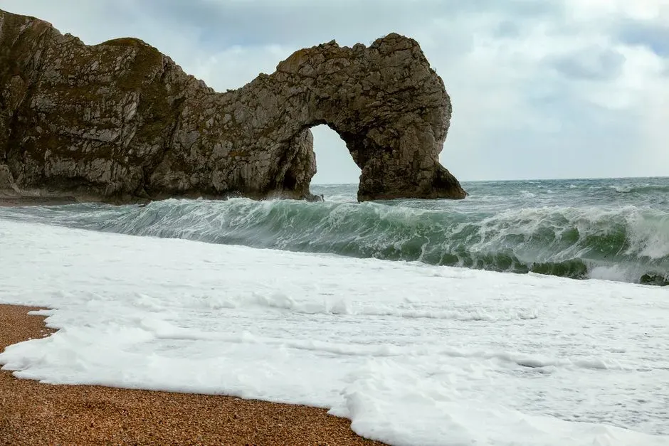 Cliffs in Motion: Erosion as Nature’s Ongoing Excavation (Image Credits: Pexels)