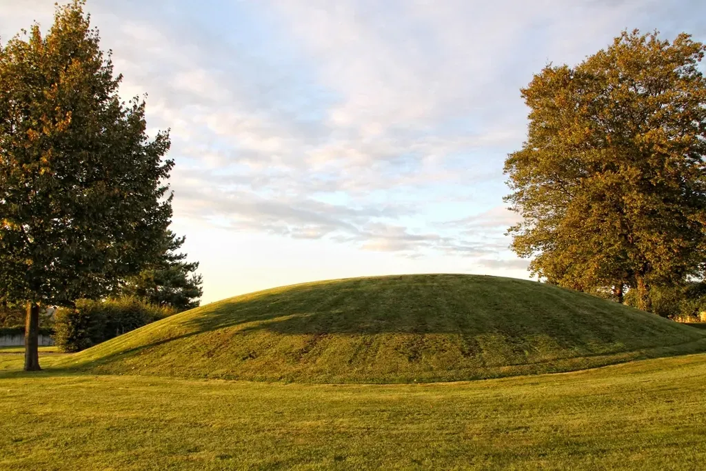 #10 - The Burial Mound That Was Surprisingly Empty (Image Credits: Rawpixel)