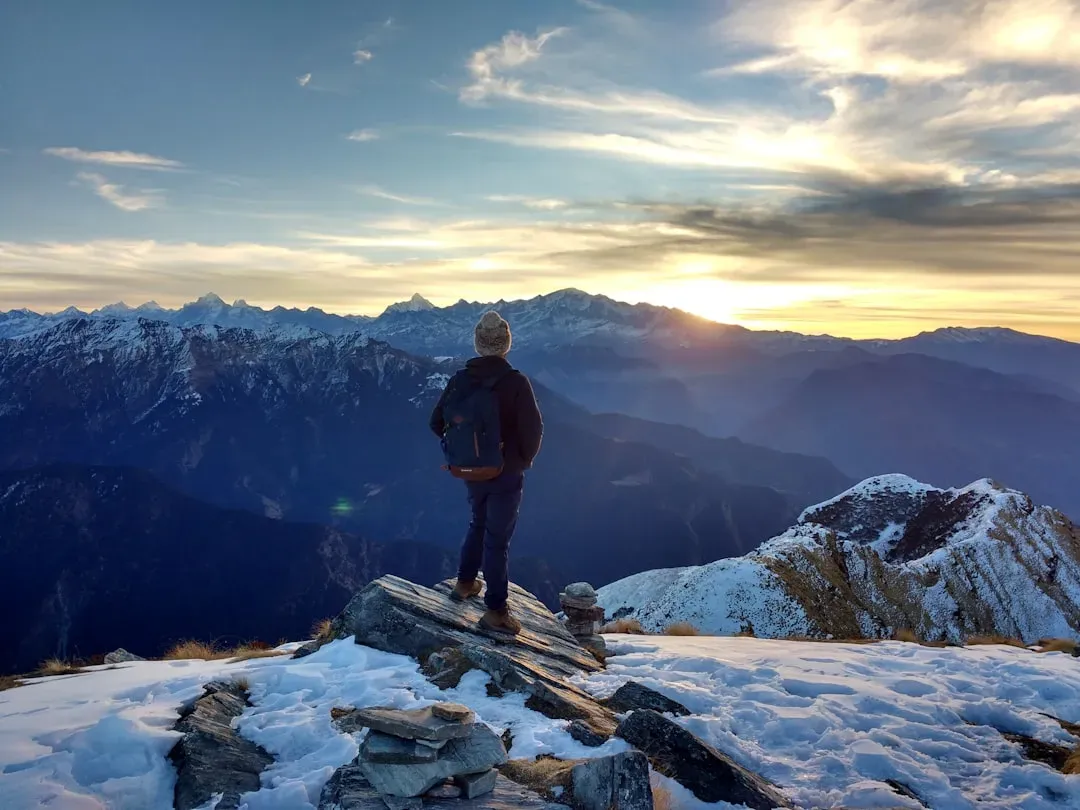 Mountains Trigger Our Inner Sentinel: Risk, Reward, And The High‑Ground Instinct (Image Credits: Unsplash)