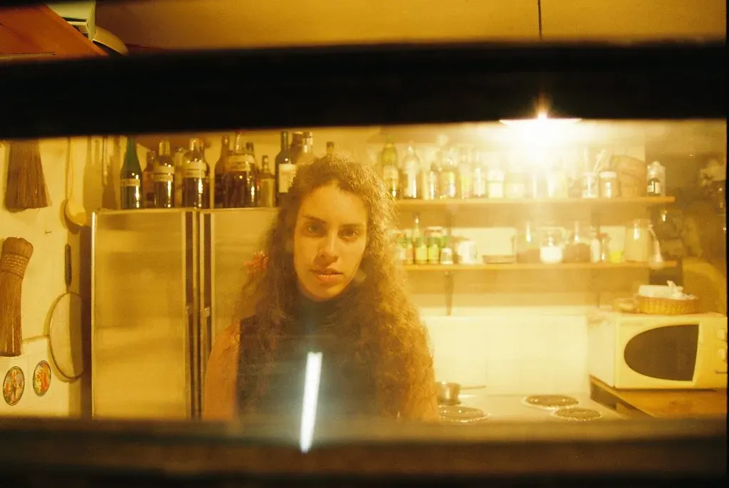 The Rose-Colored Glasses Effect: How Nostalgia Warps Your Judgment (Image Credits: Flickr)