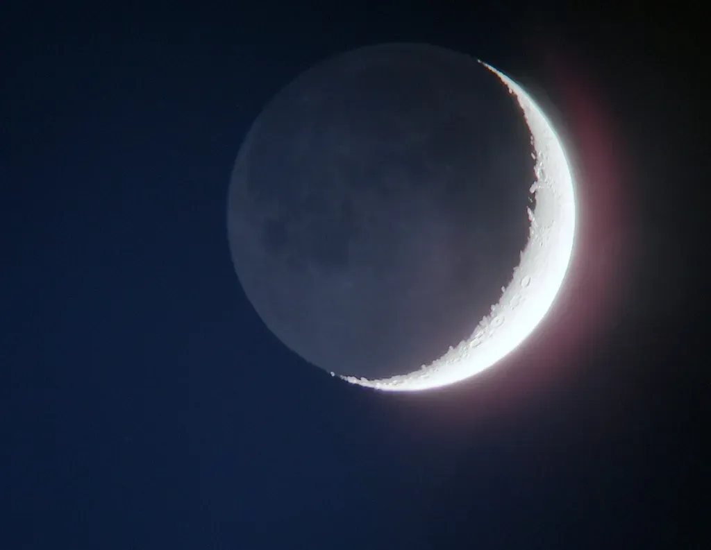 Earthshine Glows on the Crescent Moon (Image Credits: Flickr)