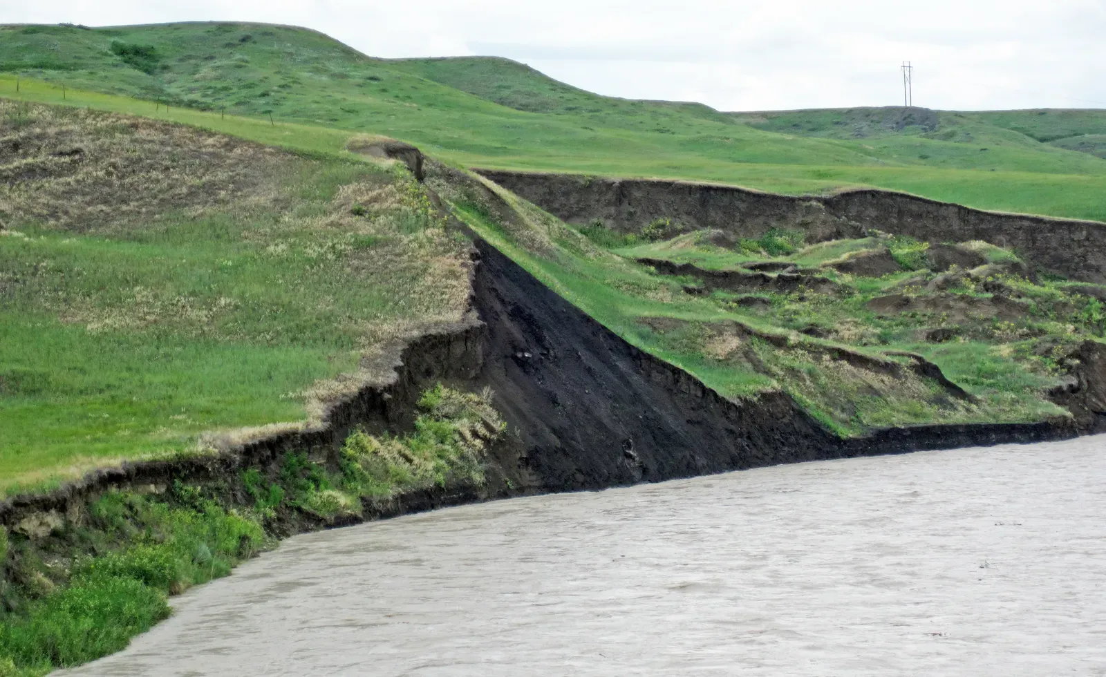 The Pierre Shale Foundation: Ancient Sea Floor Turned Solid Ground (Image Credits: Wikimedia)