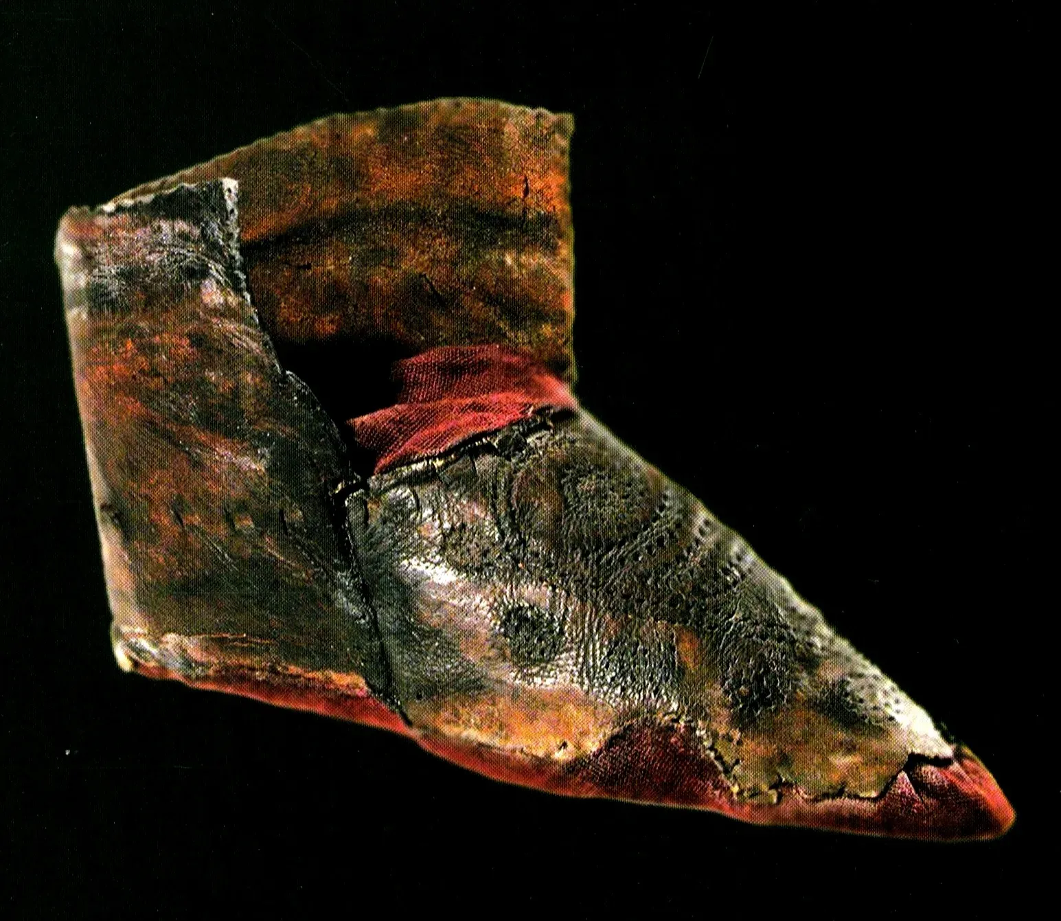 #10 - Shoes Engineered Like Modern Snow Boots (МУЗЕЙ СТАРАЖЫТНАБЕЛАРУСКАЙ КУЛЬТУРЫ А Л Ь Б О М Мінск, УП «Выдавецтва «Беларусь», CC BY-SA 3.0)