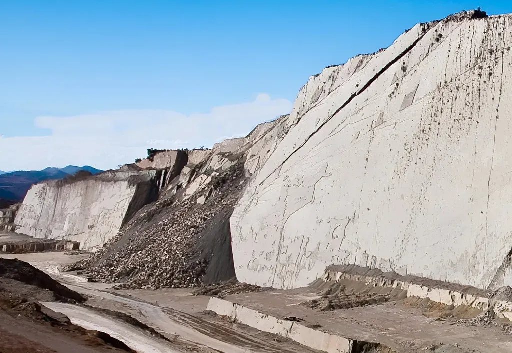 1. Cal Orcko, Bolivia: A Vertical Dinosaur Highway (Pierre Andre Leclercq, Flickr, CC BY-SA 2.0)
