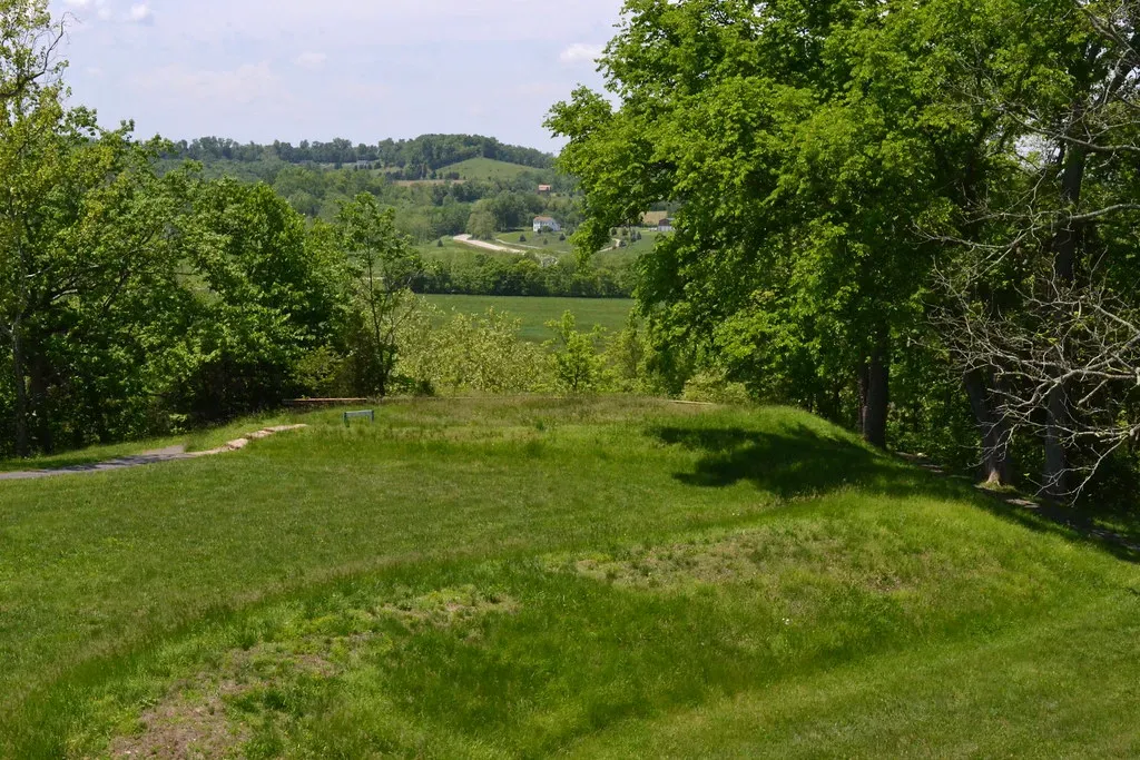Two Cultures, One Sacred Site (Mo Kaiwen 莫楷文, Flickr, CC BY 2.0)