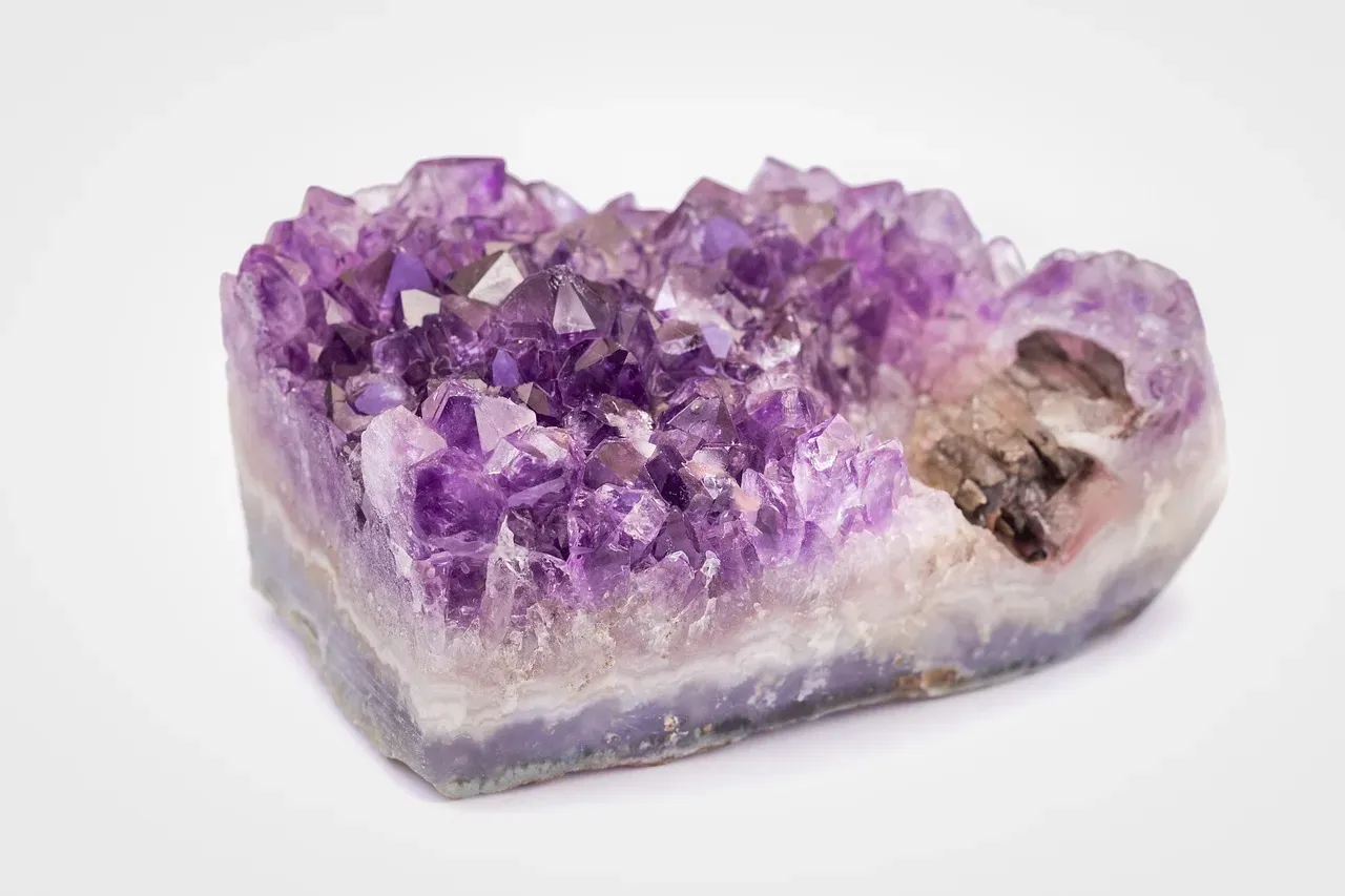 7. Shiny Stones, Crystals, and “Pretty Rocks” with No Obvious Purpose (Image Credits: Pixabay)