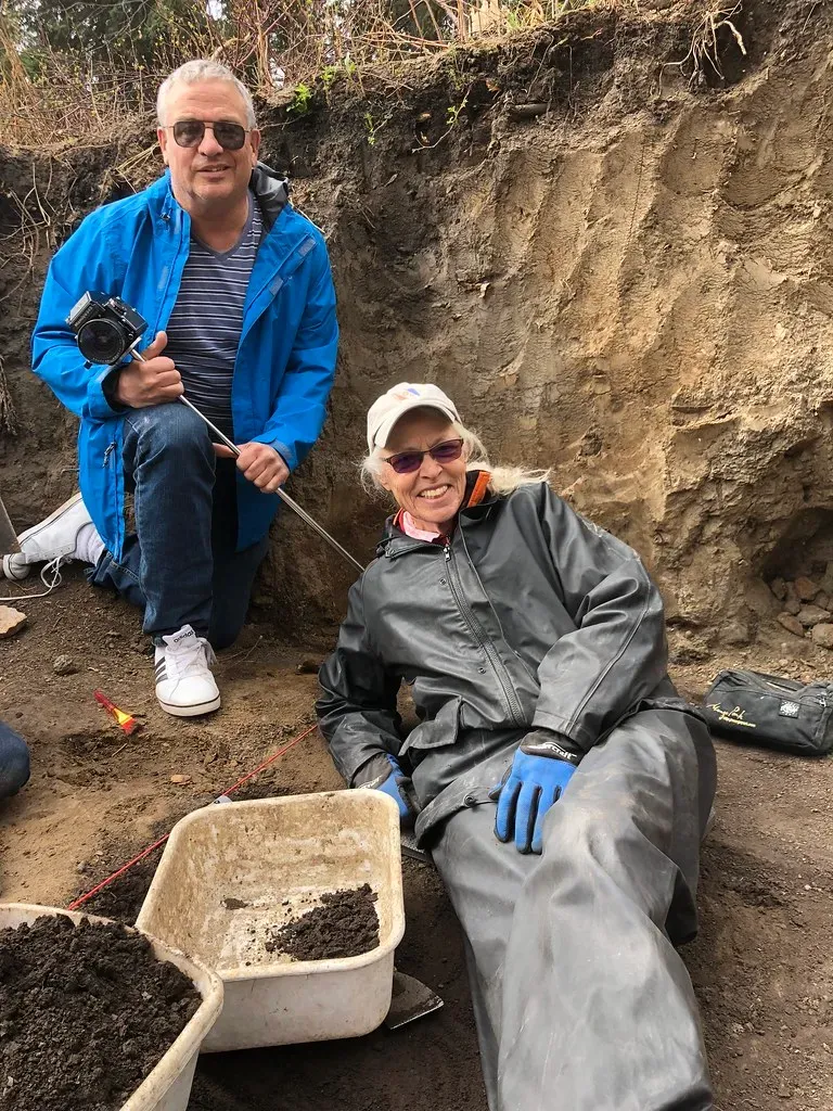 Joining a Public Dinosaur Dig: Your Best Hands-On Option (jasonwoodhead23, Flickr, CC BY 2.0)