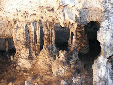 #6 - Movile Cave, Romania (Muierilor-Cave_145524-480x360, CC BY 2.0)