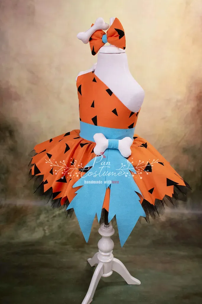 4. Fashionable outfits that never changed (www.pancostume.com, Flickr, CC BY 2.0)