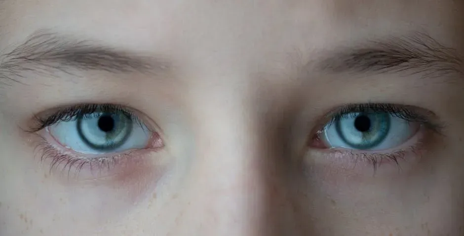 The Social Brain: How Eye Contact Supercharges Emotional Information (Image Credits: Pexels)