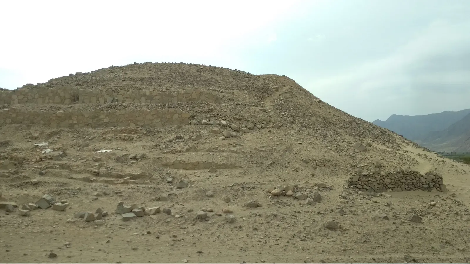 4. Caral-Supe: The Oldest City in the Americas (By Johnattan Rupire, CC BY-SA 4.0)