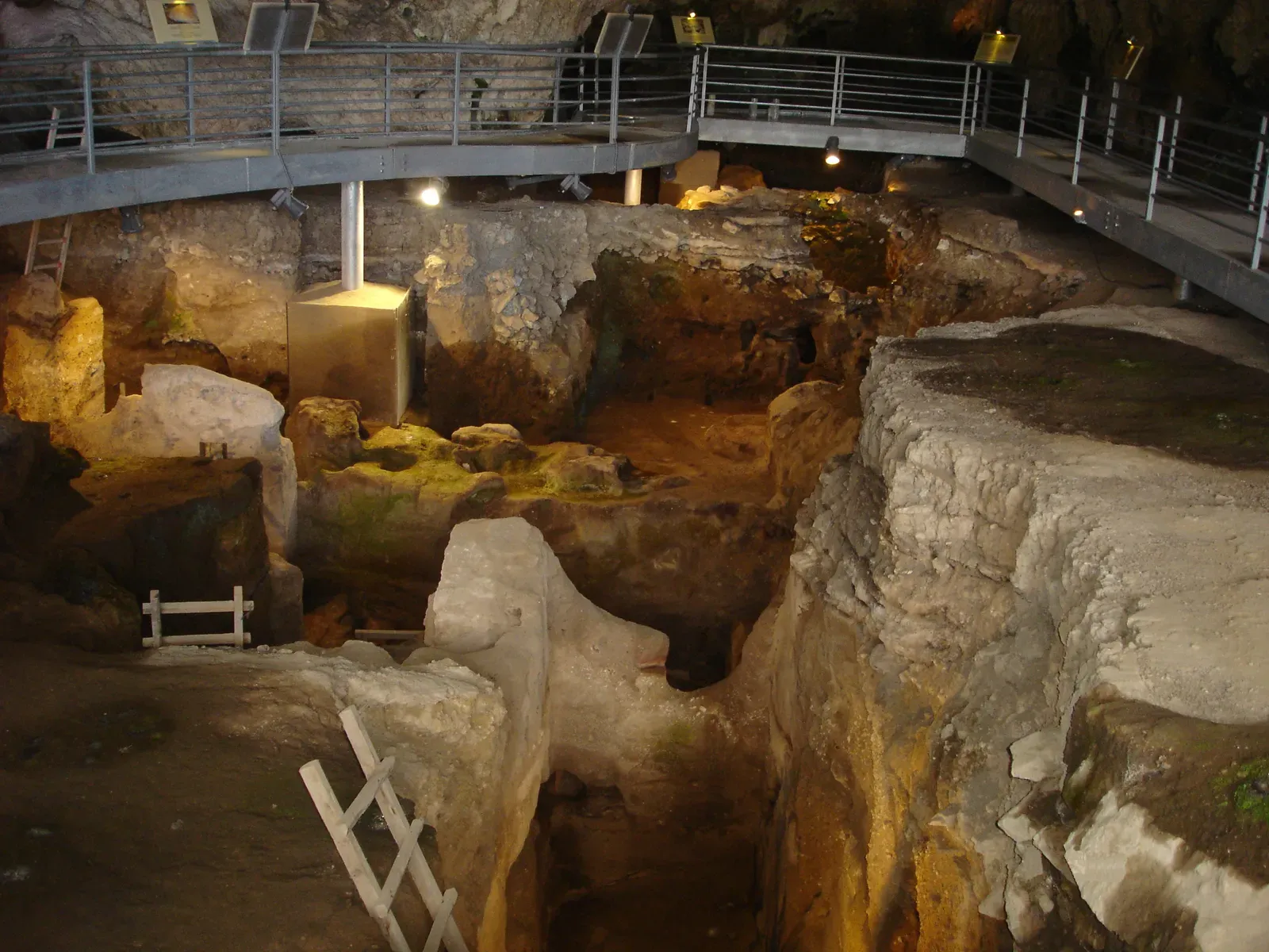 Greece's Theopetra Cave: A Window Into Continuous Habitation (Image Credits: Wikimedia)