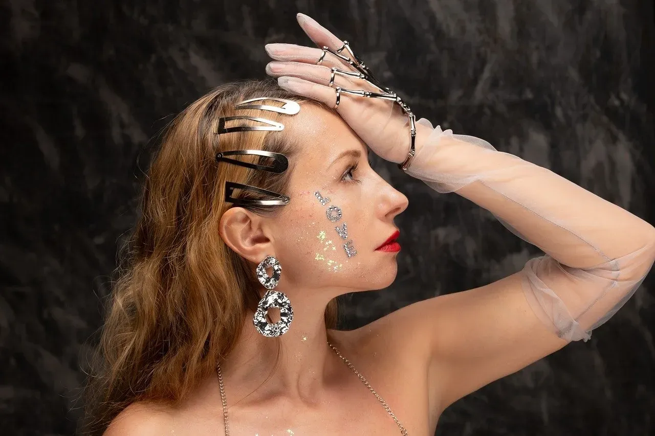 Chunky Jewelry and Excessive Accessories (Image Credits: Pixabay)