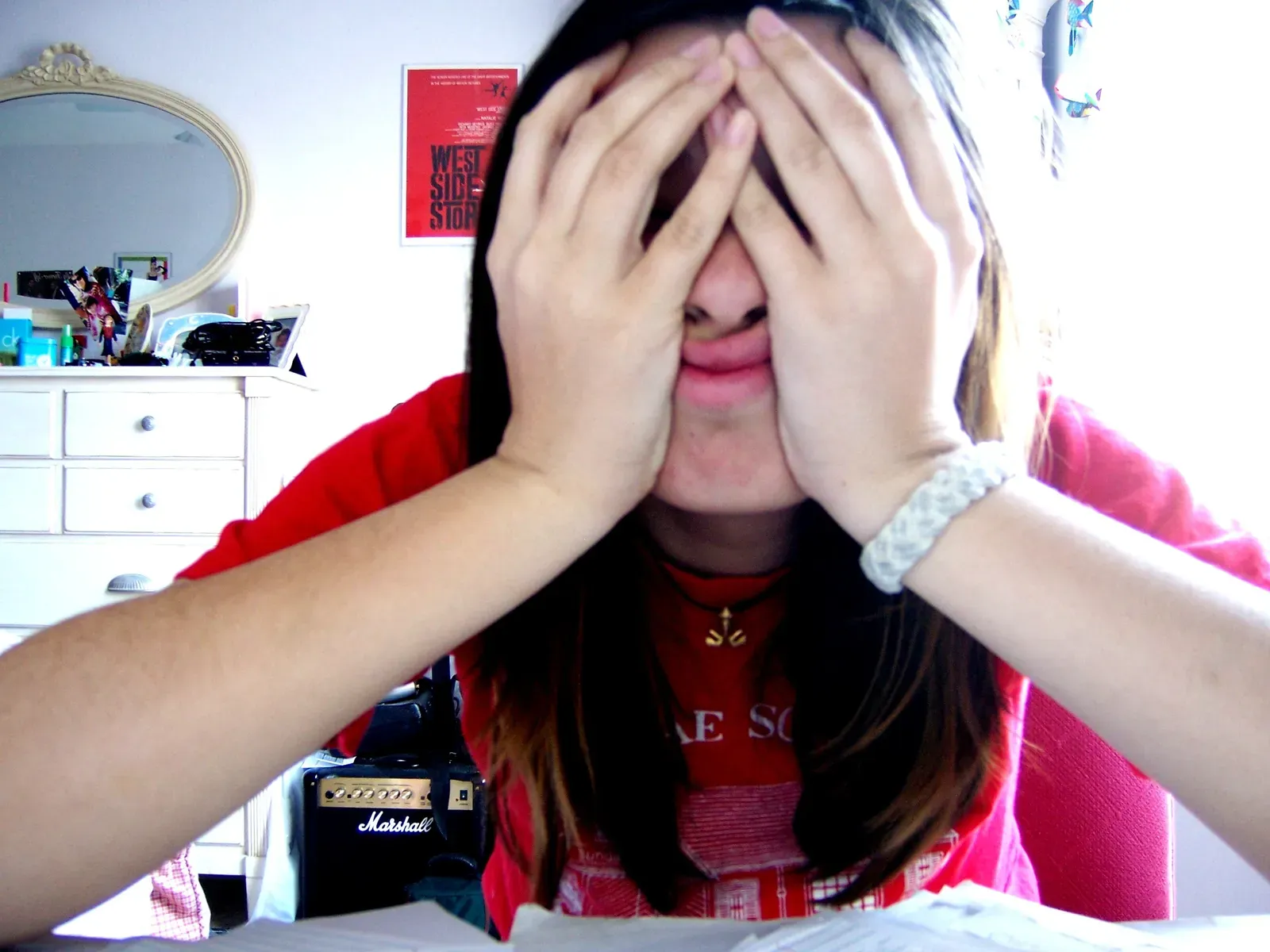 The Forehead Touch: Embarrassment's Hidden Tell (Image Credits: Wikimedia)