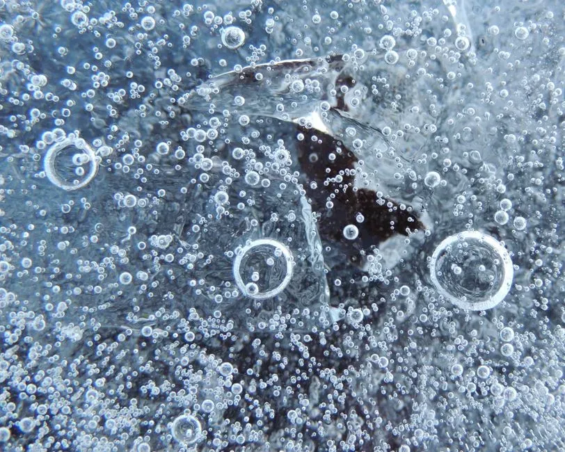 5. Tiny bubbles in ancient ice cores store actual samples of Ice Age air (Image Credits: Pexels)