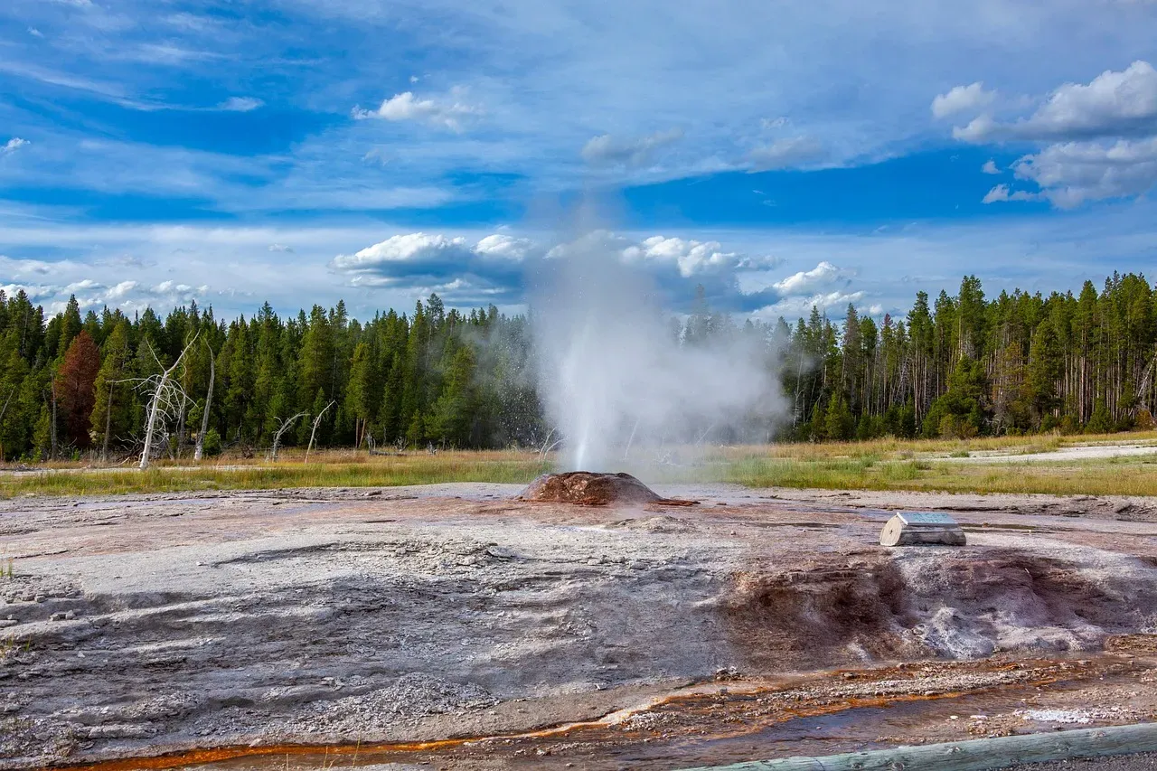 Yellowstone National Park: The Sleeping Giant Beneath Your Feet (Image Credits: Pixabay)