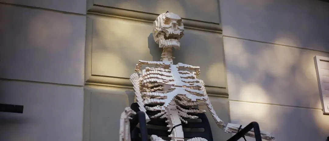 Fossils, Bones, And Hoaxes: Sorting Photos From Reality (Image Credits: Unsplash)