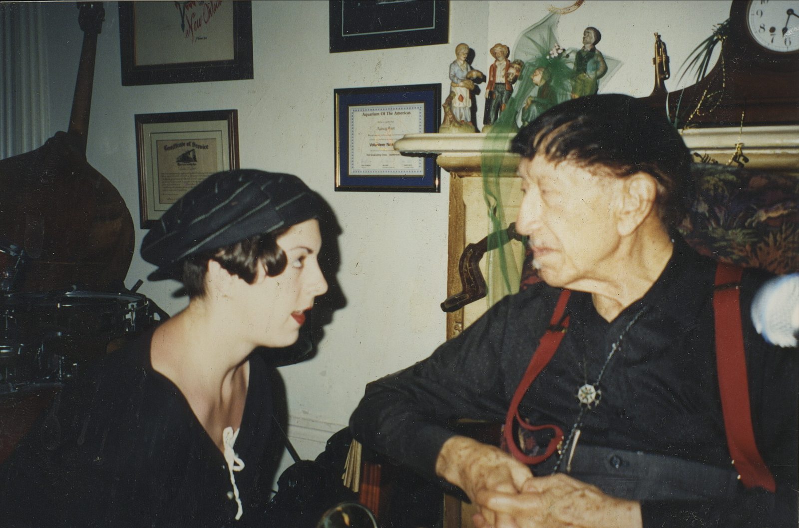 Pay Attention to Eye Contact Patterns (Image Credits: Wikimedia)