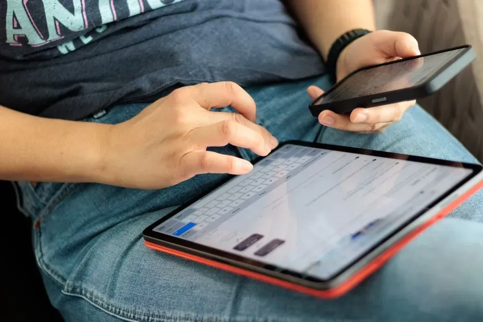 Why Digital Connection Helps… But Doesn’t Fully Replace Presence (Image Credits: Pexels)