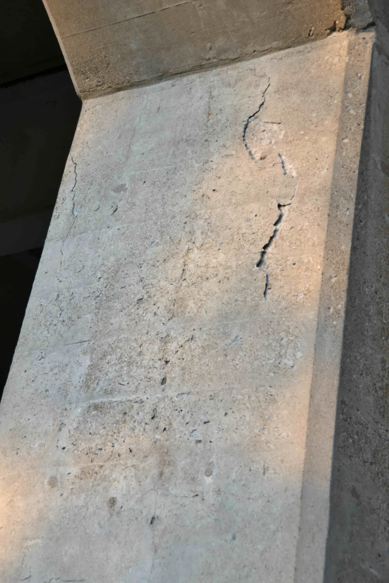 #3 - The Crack Grew for Nearly 40 Years, Invisibly (By Achim Hering, CC BY 3.0)