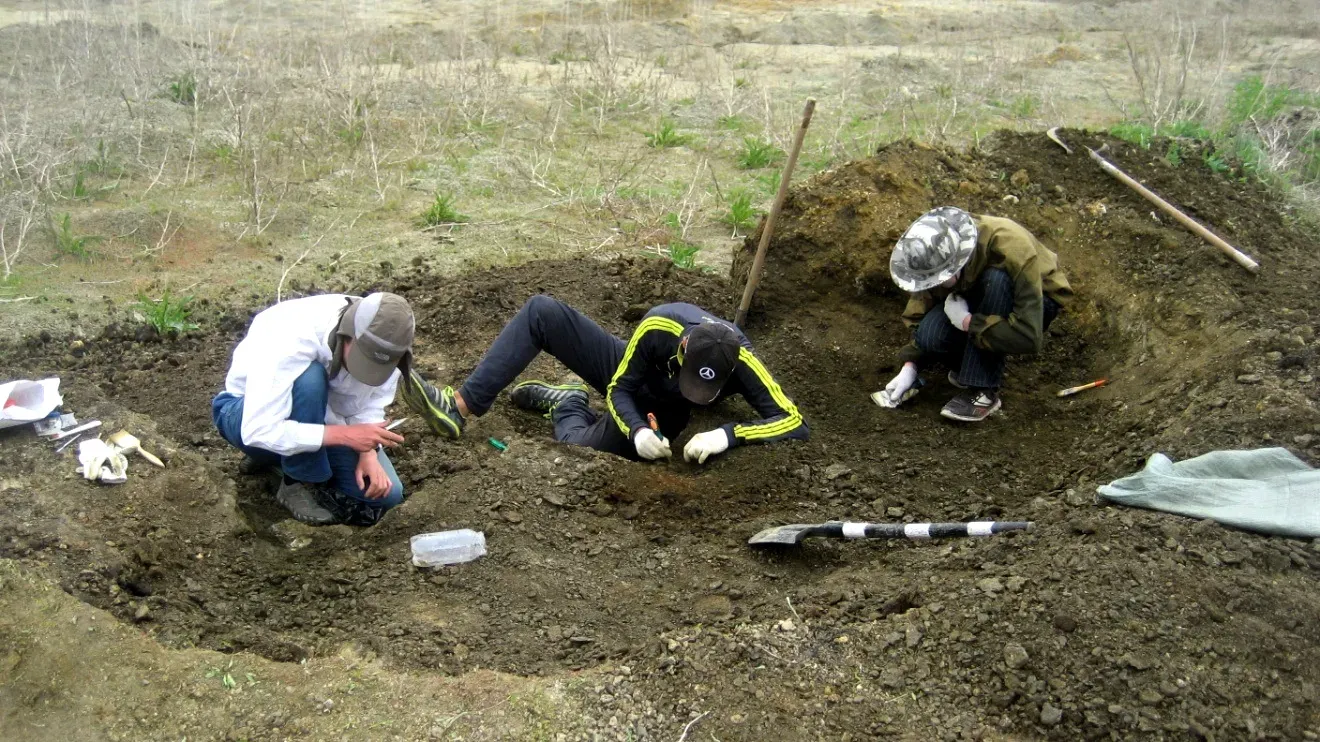 Sabotage, Bribery, and Broken Bones: The Dark Side of Discovery (By Пуночка, CC BY 4.0)